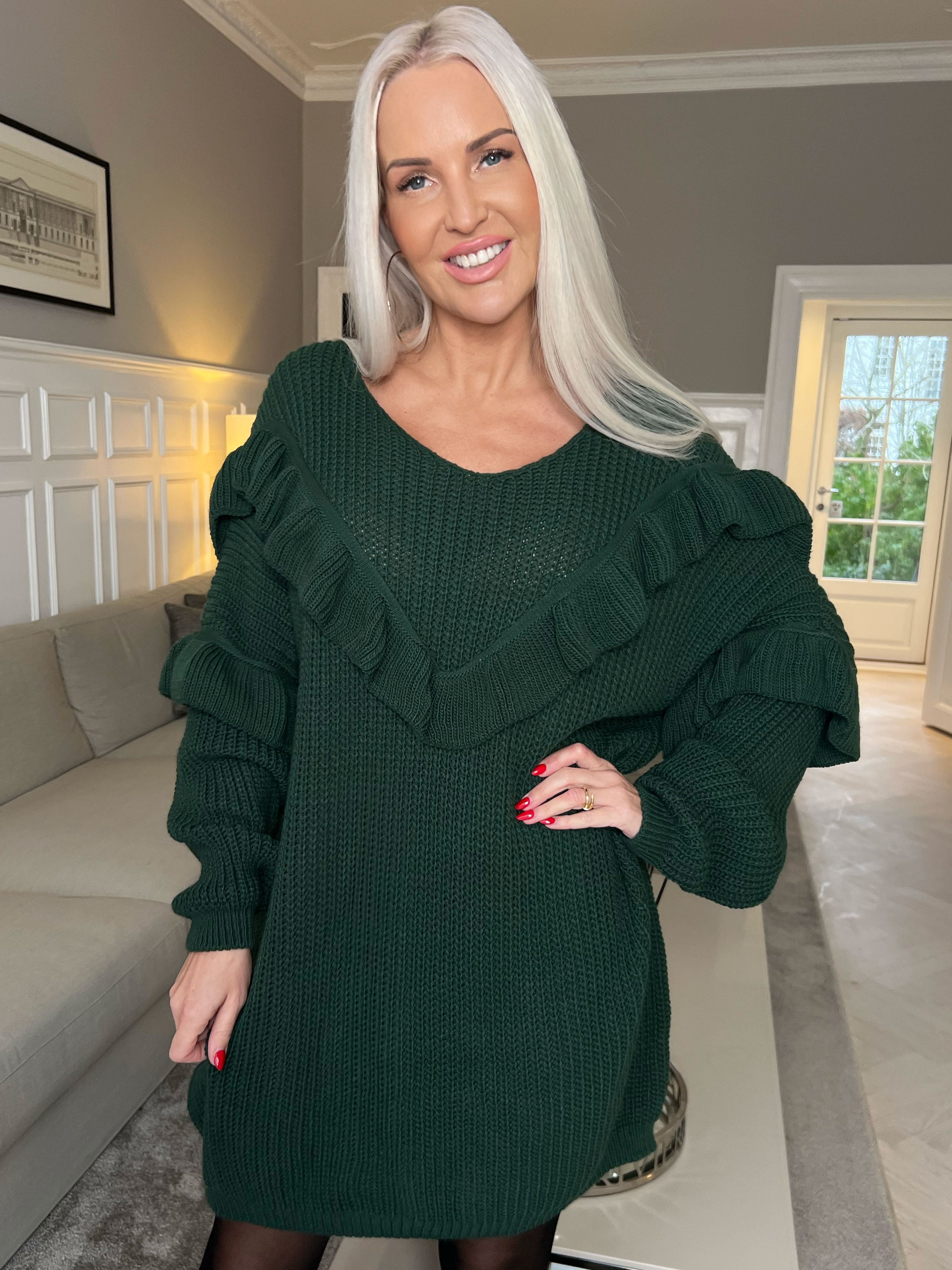 Ellis Dress - Lækker strikkjole med fine flæsedetaljer